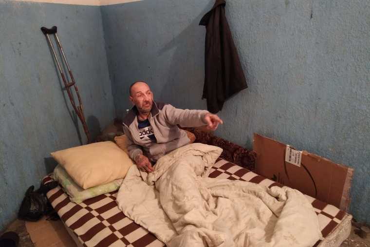 В Тюмени мужчину выселили в подъезд