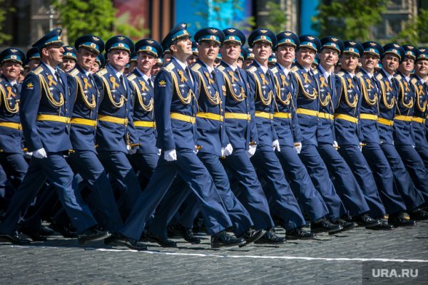 Фото сердюков принимает парад