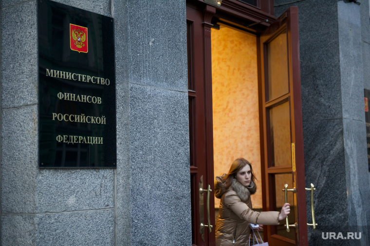 Власти РФ хотят закрыть дыры в бюджете за счет займов у россиян