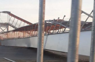 рухнул на дорогу