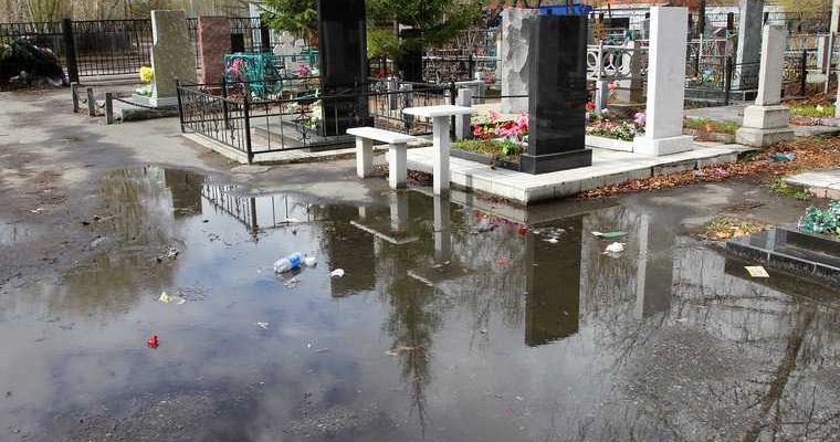 возле домов курганцев хоронят людей