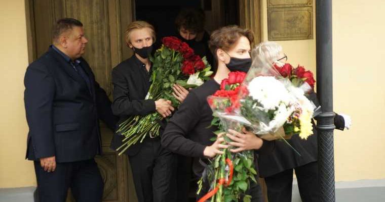 Актриса Людмила Полякова потеряла сознание на похоронах Бориса Клюева