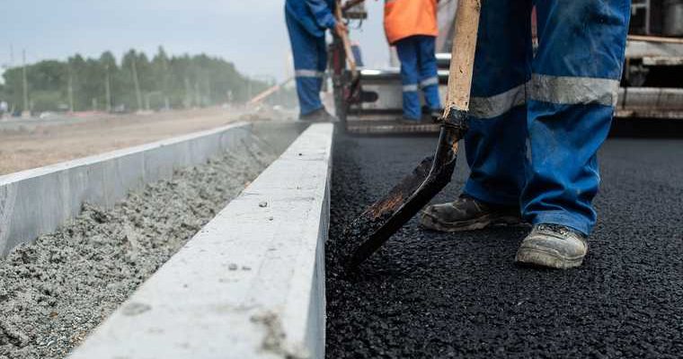 в Тобольске дорогу проложили по снегу и грязи