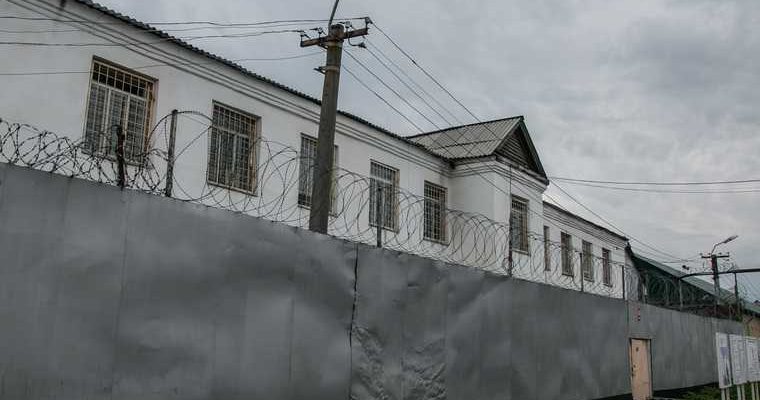 заключенному засунули кипятильник в задний проход