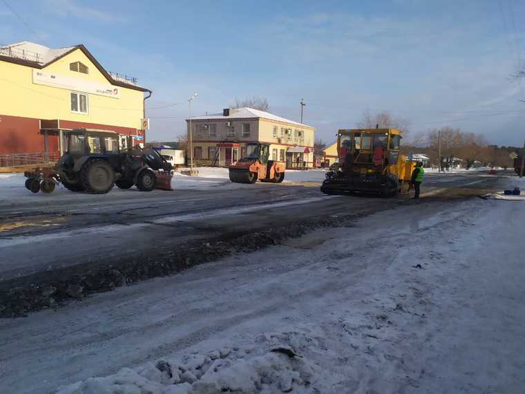 В курганском селе к приезду губернатора уложили асфальт в снег. Фото, видео