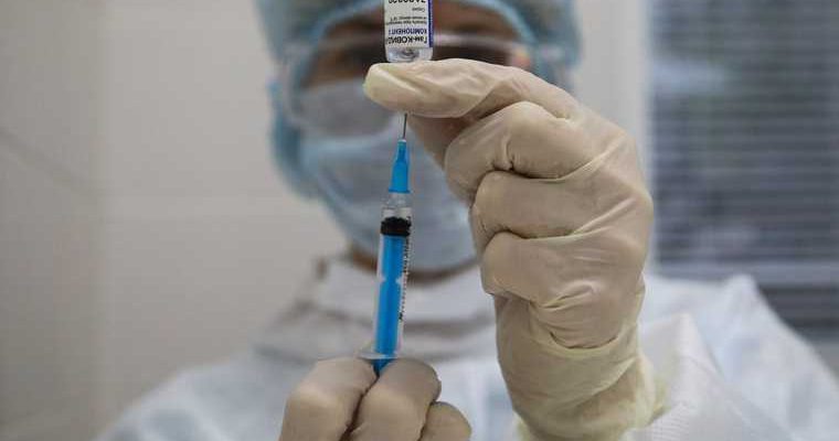 Пожилые россияне лучше молодых переносят вакцину от коронавируса