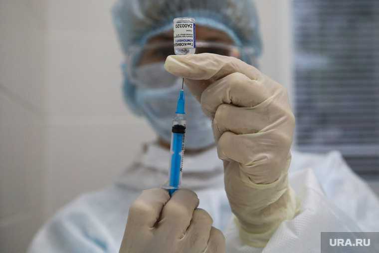 Пожилые россияне лучше молодых переносят вакцину от коронавируса