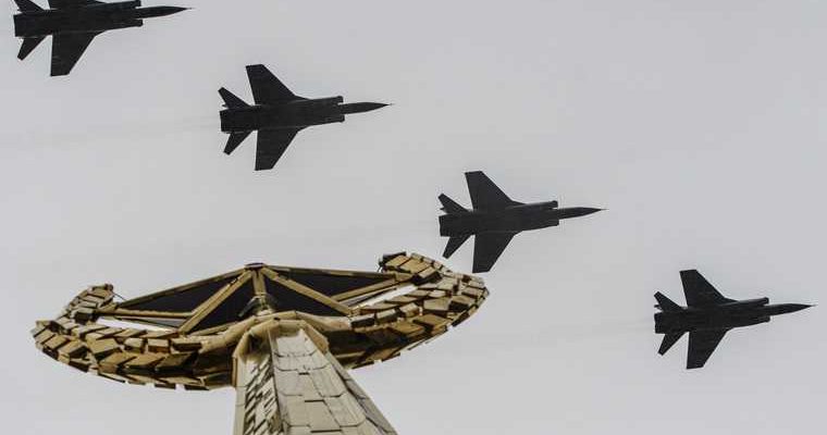 9 мая парад победы военная техника танки бмп самолеты