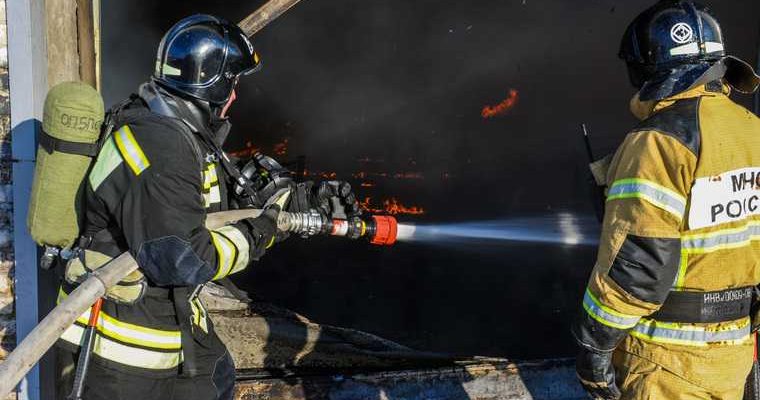 В Свердловской области при тушении дома погиб пожарный