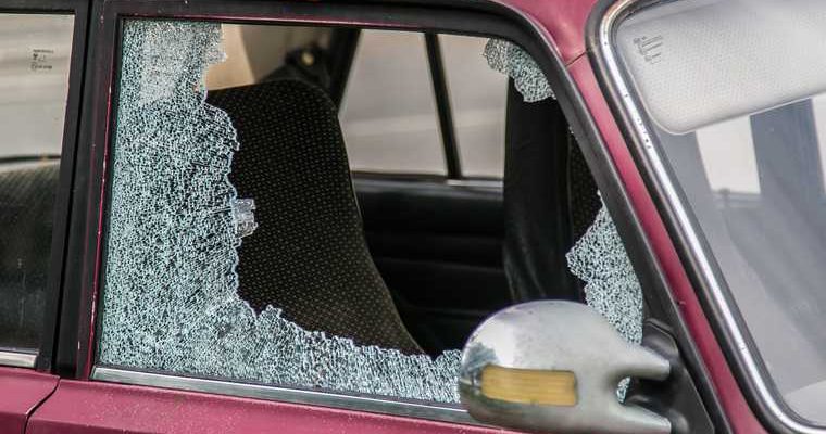 Под Екатеринбургом неизвестный расстреливает автомобили