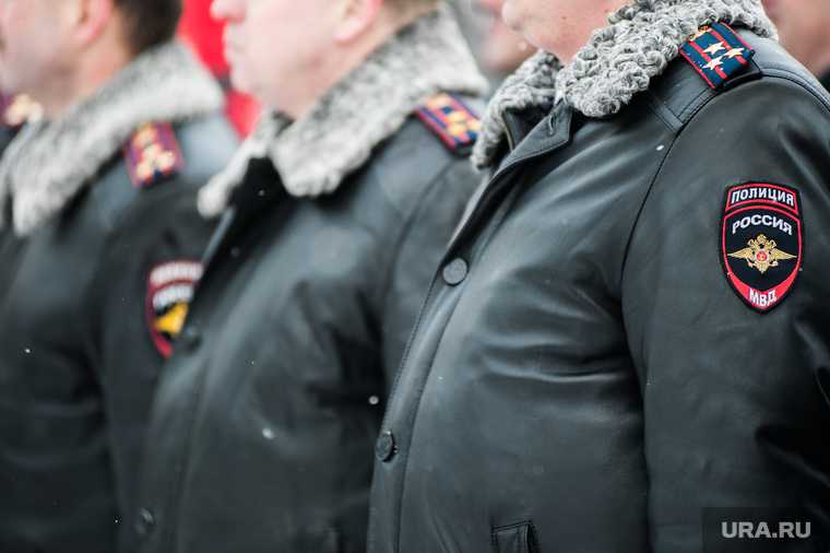 Вручение свердловским полицейским ключей от новых автомобилей. Екатеринбург 