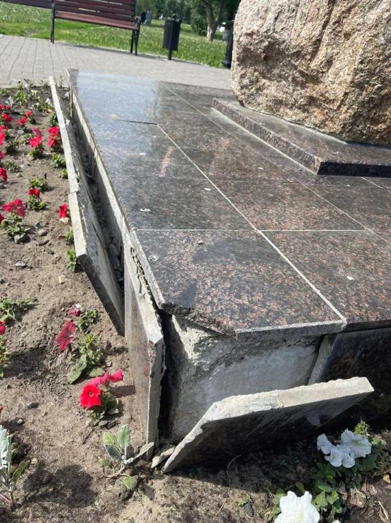 Тюменский памятник журналистам начал разваливаться. Фото