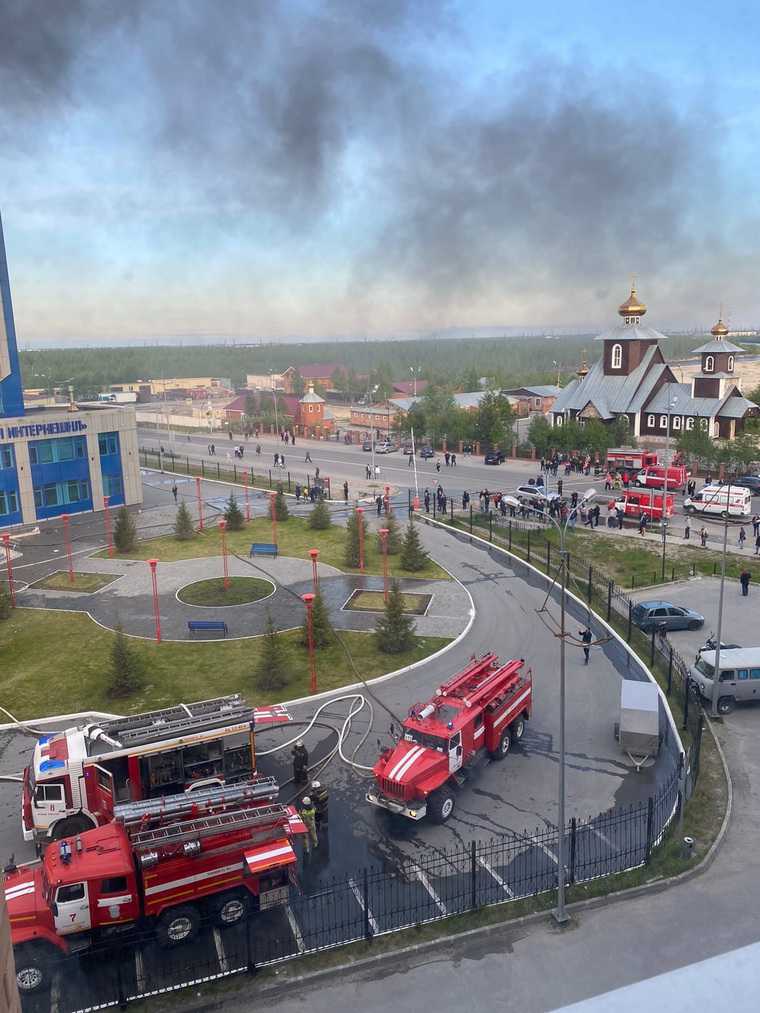 Площадь пожара в здании «Роснефти» в Новом Уренгое увеличилась. Фото