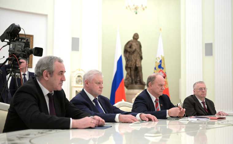 Путин предостерег депутатов от ухода в оппозицию