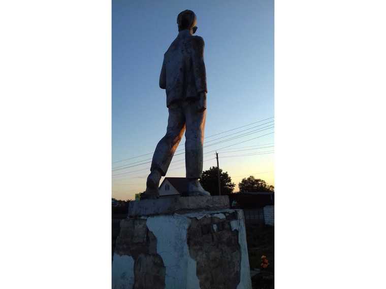 В курганском селе разваливается памятник пионеру-герою. Фото